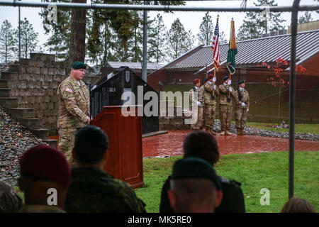 COL Steven Johnson, Stellvertretender Kommandierender Offizier der 1st Special Forces Group (Airborne), spricht mit versammelten Gäste und ca. 400 Soldaten, die sich in der Ausbildung bei Joint Base Lewis-McChord, WA., 9. November 2017. 1 SFG (A) hält Ihre eigenen Zeremonie jedes Jahr zu danken und zu Ehren all jener, die ehrenvoll im Militär gedient. (U.S. Armee Foto von Sgt. Wes Conroy/Freigegeben). Stockfoto