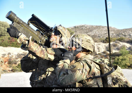 Sgt. Nicolas Kotchenreuther, Stinger team leader von Fredericks, Maryland, in die 4. Staffel zugewiesen, 2d Kavallerie Regiments, probt feuern Stinger Raketen mit SPC. Cody Perez, ein Einheimischer aus der Bronx, New York, zu 4/2 CR zugewiesen, in der Vorbereitung für das Feuern live Stinger Raketen am letzten Tag der Übung Artemis Streik in Kreta, einer Insel an der Küste von Griechenland, Nov. 8, 2017. Artemis Streik ist eine jährlich stattfindende NATO-Übung unter der Leitung von Deutschen und zählen über 200 US-Personal. Während dieser Übung, 2 CR Soldaten schossen Stinger Raketen zum ersten Mal. Stockfoto