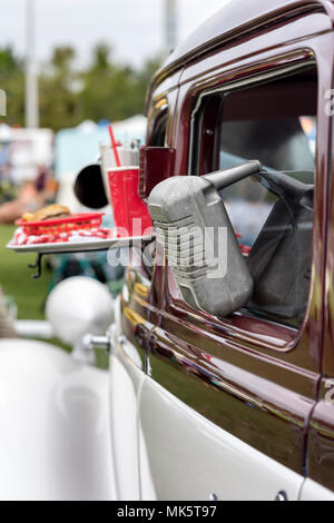 Essen Fach mit Burger Milchshake und Getränk auf Oldtimer am Drive in Movie Theater Stockfoto