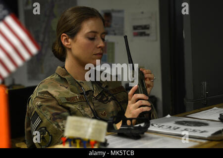 Staff Sgt. Beverly Murtiff Expeditionary Bauingenieur, 455Th Squadron Kundenservice führen, prüft ein Radio Nov. 6, 2017 am Flughafen Bagram, Afghanistan. Murtiff ist derzeit aus dem 9. Bauingenieur Squadron eingesetzt, Beale Air Force Base, Calif. und ist ein Eingeborener von Farmville, Virginia (USA Air Force Foto/Staff Sgt. Göttliche Cox) Stockfoto