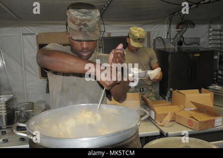 (Links) Pfc. Willie Mills, ein Food Service Spezialist mit Sitz support Firma, Sitz und Hauptverwaltung Bataillon, 25 Infanterie Division, und Leron Howard ein Lebensmittel Service Specialist mit Sitz support Firma, Sitz und Hauptverwaltung Bataillon, ich Corps Arbeit in einer mobilen Küche Trailer (MKT) während einer Warfighter Übung (Wfx) 18-2 im Camp Hovey, Südkorea, an November 8, 2017. MKT sind während WFX 18-2 entscheidend, so dass Soldaten Mahlzeiten in einem Feld Umgebung vorzubereiten. Stockfoto