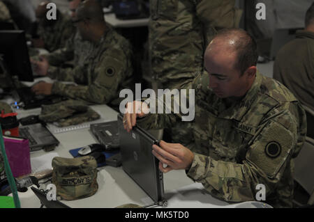 Staff Sgt. Joshua Blanchard, ein multi-channel Transmission Systems Fahrer Betreuer, von der ich Corps Signal Intelligence Sustainment Unternehmen, führt die Instandhaltung auf einem Computer das Gerät wieder an das Netzwerk während einer Warfighter Übung (Wfx) 18-2 im Camp Hovey, Südkorea am 11. November 2017 erhalten. Einzelnen Computer müssen reibungslos läuft, richtig, dass Soldaten ihre Mission während WFX 18-2 und reale Missionen abzuschließen. Stockfoto