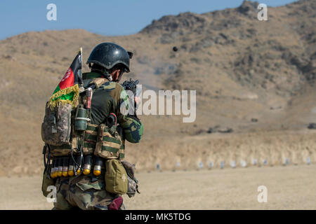 Ein afghanischer Commando feuert seine M203 Granatwerfer während Commando advanced Skills Training im Camp Commando, Kabul, Nov. 11, 2017. Camp Commando ist die Heimat der Afghan National Army Special Operations Command's School of Excellence. Der SOE ist für die Ausbildung von zusätzlichen 4.000 Kommandos vor Beginn des nächsten Frühling in Unterstützung der Afghanischen 2020 Road Map verantwortlich. Der Grundstein der Afghanischen 2020 Fahrplan ist die Verdoppelung der Größe des Afghanischen spezielle Sicherheitskräfte in den nächsten vier Jahren. (U.S. Air Force Foto von älteren Flieger Sean Carnes) Stockfoto