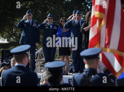 (Nach rechts) Kol. c. Mike Smith, 81st Training Wing stellvertretender Kommandeur, Oberst Debra Vogt, 81St TRW Kommandeur, Generalmajor Timothy Leahy, 2 Air Force Commander, und seine Frau, Kathy, begrüssen die US-Flagge während der Nationalhymne am Mississippi Gulf Coast Veterans Parade Nov.11, 2017, in Biloxi, Mississippi. Keesler Air Force Base Führung zusammen mit Hunderten Flieger besucht und an der Parade nahmen an Unterstützung von allen Veteranen der Vergangenheit und Gegenwart. Etwa 100 einzigartige Wagen, Musikkapellen und militärischen Einheiten in der größten Veterans Day Parade an der Golfküste marschierten. (U.S. Ein Stockfoto