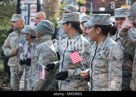 Mitglieder der US Air Force nehmen Sie an einer Kranzniederlegung Zeremonie vor der New York City Veterans Day Parade Nov. 11, 2017. Mit mehr als 40.000 Teilnehmern, der New York City Veterans Day Parade ist die grösste Veterans Day Event in den USA U.S. Coast Guard Foto von Petty Officer 2. Klasse Dustin R. Williams Stockfoto