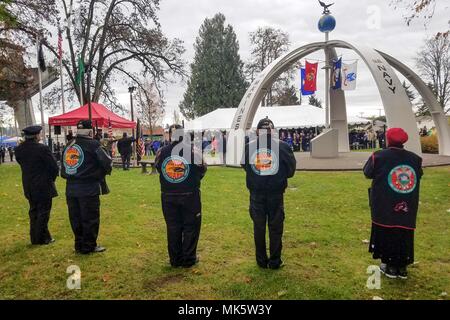 Die Inter-Tribal Warrior Society Honor Guard ist eine Veteranenorganisation der Ureinwohner, die zeremonielle Aufgaben wahrnimmt und Mitglieder des Dienstes ehrt. Am 11. November 2017 nahmen die Mitglieder an einer Gedenkfeier zum Veterans Day teil, die der 52. Jährlichen Veterans Day Parade in Auburn, Washington, vorausging. Das Archivbild dokumentiert die Ehrenwache während der öffentlichen Begehung, die einen militärischen Überflug und mehrere Paradeeingänge beinhaltete. Stockfoto