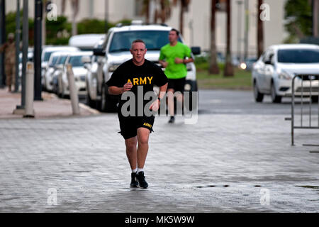 Nationalgarde Soldaten zu Joint Task Force Puerto Rico zugeordnet lief den Lauf mit Dennis 5K Rennen in San Juan, Puerto Rico, Nov. 12, 2017. Läufer liefen dreimal in den äußeren Randbereichen der Puerto Rico Convention Center 3,1 Meile Rennen zu beenden. Der Lauf mit Dennis Rennen 5K ist ein Memorial race, ehrt das Leben und die Erinnerung an die US Army 1st Leutnant Dennis W. Zilinski, II, die in den Irak im Jahr 2005 getötet wurde. Ein Memorial Fund wurde eingerichtet, um Unterstützung zu bieten, die Moral und das Wohlergehen der Mitglieder der Streitkräfte der Vereinigten Staaten und ihrer Familien zu verbessern, und Stipendien zur Verfügung zu stellen, eine Stockfoto