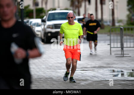 Nationalgarde Soldaten zu Joint Task Force Puerto Rico zugeordnet lief den Lauf mit Dennis 5K Rennen in San Juan, Puerto Rico, Nov. 12, 2017. Läufer liefen dreimal in den äußeren Randbereichen der Puerto Rico Convention Center 3,1 Meile Rennen zu beenden. Der Lauf mit Dennis Rennen 5K ist ein Memorial race, ehrt das Leben und die Erinnerung an die US Army 1st Leutnant Dennis W. Zilinski, II, die in den Irak im Jahr 2005 getötet wurde. Ein Memorial Fund wurde eingerichtet, um Unterstützung zu bieten, die Moral und das Wohlergehen der Mitglieder der Streitkräfte der Vereinigten Staaten und ihrer Familien zu verbessern, und Stipendien zur Verfügung zu stellen, eine Stockfoto