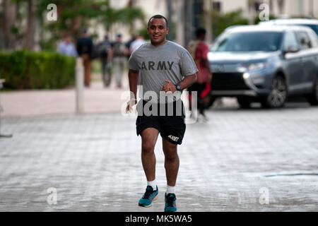 Nationalgarde Soldaten zu Joint Task Force Puerto Rico zugeordnet lief den Lauf mit Dennis 5K Rennen in San Juan, Puerto Rico, Nov. 12, 2017. Läufer liefen dreimal in den äußeren Randbereichen der Puerto Rico Convention Center 3,1 Meile Rennen zu beenden. Der Lauf mit Dennis Rennen 5K ist ein Memorial race, ehrt das Leben und die Erinnerung an die US Army 1st Leutnant Dennis W. Zilinski, II, die in den Irak im Jahr 2005 getötet wurde. Ein Memorial Fund wurde eingerichtet, um Unterstützung zu bieten, die Moral und das Wohlergehen der Mitglieder der Streitkräfte der Vereinigten Staaten und ihrer Familien zu verbessern, und Stipendien zur Verfügung zu stellen, eine Stockfoto