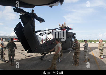 SAN JUAN, Puerto Rico - Mitglieder der 101 Combat Aviation Brigade, Fort Campbell, Ky. Laden ein UH-60 Blackhawk auf eine C-17 aus Charleston, S.C. bei José Aponte de la Torre Flughafen Aguadilla, Puerto Rico, Nov. 11, 2017. Diese Blackhawk wird in Fort Campbell, Ky geflogen. (U.S. Armee Foto von SPC. Cody Kilduff) Stockfoto