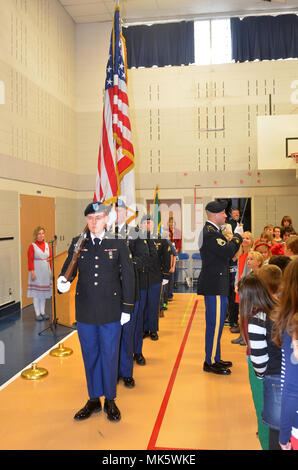 Soldaten der Firma A, 502Nd 201st Military Intelligence Battalion, Expeditionary Military Intelligence Brigade wie Color Guard zu einem Veterans Day Zeremonie an Voyager Grundschule statt, in Gig Harbor, Washington, November 9, 2017. Die 201St EMIB unterstützt die Gig Harbor Veterans Day Aktivitäten, um das Bewusstsein und die Wertschätzung der militärischen Veteranen zu erhöhen. (U.S. Armee Foto: Staff Sgt. Chris McCullough) Stockfoto