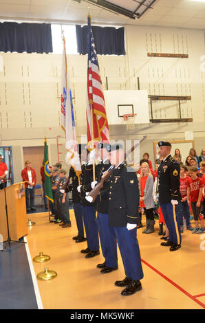 Soldaten der Firma A, 502Nd 201st Military Intelligence Battalion, Expeditionary Military Intelligence Brigade wie Color Guard zu einem Veterans Day Zeremonie an Voyager Grundschule statt, in Gig Harbor, Washington, November 9, 2017. Die 201St EMIB unterstützt die Gig Harbor Veterans Day Aktivitäten, um das Bewusstsein und die Wertschätzung der militärischen Veteranen zu erhöhen. (U.S. Armee Foto: Staff Sgt. Chris McCullough) Stockfoto