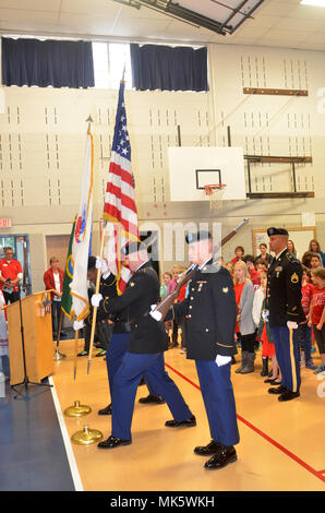 Soldaten der Firma A, 502Nd 201st Military Intelligence Battalion, Expeditionary Military Intelligence Brigade nach den nationalen Farben Veterans Day Zeremonie bei Voyager Grundschule, in Gig Harbor, Washington, November 9, 2017. Die 201St EMIB unterstützt die Gig Harbor Veterans Day Aktivitäten, um das Bewusstsein und die Wertschätzung der militärischen Veteranen zu erhöhen. (U.S. Armee Foto: Staff Sgt. Chris McCullough) Stockfoto