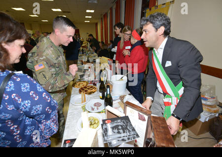 Command Sgt. Maj. James A. LaFratta, 173Rd Brigade Support Bataillons, lernt über eine lokale Gemeinschaft im Golden Lion Konferenzzentrum, Caserma Ederle, Vicenza, Italien November 8, 2017. Treffen der Bürgermeister bringt die Amerikanische und Italienische Gemeinschaften zusammen und gibt Italienischen Einheimischen die Möglichkeit, ihre kulturellen Erbes mit der militärischen Gemeinschaft zu teilen. (U.S. Armee Foto von Antonio Bedin) Stockfoto