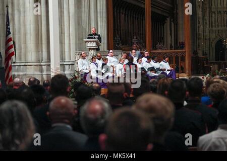 Robert B. Neller (* 1953) ist ein US-amerikanischer Marine-Corps-General, der 37. Kommandant des Marine Corps war. Das Archivbild dokumentiert seine Teilnahme am jährlichen Gottesdienst an der Washington National Cathedral am 12. November 2017, anlässlich des 242. Geburtstags des Marine Corps. Stockfoto