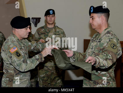 Oberstleutnant Aaron Neal, Commander, 7227Th Medical Support Unit und Sgt. Maj. Tschad Dykeman, 7227Th Medical Support Unit, Gehäuse Farben der Einheit während einer Übertragung der Autorität Zeremonie, 9. November 2017 in Landstuhl Regional Medical Center, Deutschland. (U.S. Armee Foto von visuellen Informationen Spezialist Elisabeth Paque/Freigegeben) Stockfoto