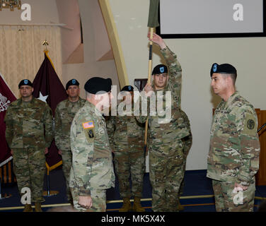 Oberstleutnant Aaron Neal, Commander, 7227Th Medical Support Unit und Sgt. Maj. Tschad Dykeman, 7227Th Medical Support Unit, Gehäuse Farben der Einheit während einer Übertragung der Autorität Zeremonie, 9. November 2017 in Landstuhl Regional Medical Center, Deutschland. (U.S. Armee Foto von visuellen Informationen Spezialist Elisabeth Paque/Freigegeben) Stockfoto