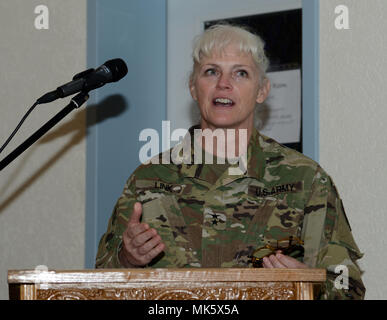 Generalmajor Maria Link, Kommandierender General, Armee finden Medizinische Befehl, liefert Erläuterungen während einer Übertragung der Autorität Zeremonie in Landstuhl Regional Medical Center, Deutschland. Der 7217Th Medical Support Unit angenommen Behörde des LRMC bereitgestellt Krieger Management Center am 9. November 2017. Der 7217Th MSU ist Austausch der 7227Th MSU, der die DWMMC für die letzten neun Monate betrieben. (U.S. Armee Foto von visuellen Informationen Spezialist Elisabeth Paque/Freigegeben) Stockfoto