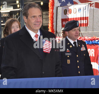 Armee Oberst Robert Mitchell, der Direktor der inländischen Operationen für das New York National Guard Märschen in der New York City Veterans Day Parade mit New York Gouverneur Andrew M. Cuomo an November 11, 2017. Über 500 Soldaten des 369. Der New Yorker Nationalgarde Sustainment Brigade - der "Harlem Hölle Fighters' - nahmen an der Parade. Die Einheit zurück von einem 10 Monate Einsatz in Kuwait im Juli. (NYS Abteilung von Militär und Marine Angelegenheiten Foto von New York Schutz Kapitän Mark Getman) Stockfoto