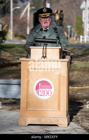 Herr Norman Boyden, Kaplan, gibt der Aufruf zu einem goldenen Stern Familien Denkmal Einweihung in Center Park an der Norwich Universität, Northfield, Vt, Nov. 10, 2017. Dieses neue Denkmal errichtet zu Ehren und gefallenen Militärs Mitglieder, die das ultimative Opfer gemacht haben. (Us Air National Guard Foto von Master Sgt. Sarah Mattison) Stockfoto