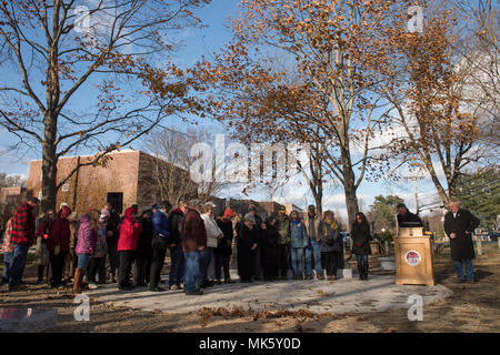 Gold Star Familie Mitglieder versammeln sich für einen Moment der Stille während einer Gold Star Familien Denkmal Einweihung in Center Park an der Norwich Universität, Northfield, Vt, Nov. 10, 2017. Dieses neue Denkmal errichtet zu Ehren und gefallenen Militärs Mitglieder, die das ultimative Opfer gemacht haben. (Us Air National Guard Foto von Master Sgt. Sarah Mattison) Stockfoto