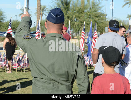 Brig. Gen. Bach Leonard, 56th Fighter Wing Commander, Punkte, an ein Flugzeug während einer Straßenüberführung an der Goodyear Ballpark in Goodyear, Ariz., Nov. 11, 2017. Die straßenüberführung bestand aus zwei F-16 Fighting Falcons und zwei F-35 ein Blitz IIs. (U.S. Air Force Foto/Senior Airman James Hensley) Stockfoto