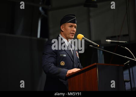 Brig. Gen. Bach Leonard, 56th Fighter Wing Commander, spricht zu den Veteranen der amerikanischen Veteranen Teilnahme an Reisen Tribut Wand Ereignis in der Roßkastanie, Ariz., Nov. 10, 2017. Die Mauer ist ein Nachbau des Vietnam Veterans Memorial in Washington, D.C. und war auf Anzeige an der Graf Edgar Freizeiteinrichtung vom 1. Nov. 9. bis 07.11.12. (U.S. Air Force Foto/Airman 1st Class Kaleb Worpel) Stockfoto