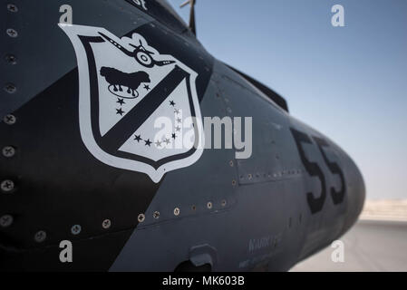 Eine Marine Medium Tiltrotor Squadron 161 (Lauf) AV-8B Harrier II setzt sich auf die Rampe bei Al Udeid Air Base, Katar, am 9. November 2017. Der Harrier ist für seine vertikale/kurze Start und Landung Angriff Fähigkeit bekannt. VMM-161 ist hier zu unterstützen Betrieb inhärenten lösen und den Betrieb, die die Freiheit des Sentinel. (U.S. Air National Guard Foto von Master Sgt. Phil Speck) Stockfoto
