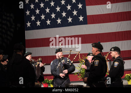 Die Boston Police Department Gaelic Spalte der Rohre und Trommeln startet die Semper Fidelis Gesellschaft Boston US Marine Corps Geburtstag Mittagessen im Boston Convention & Exhibition Center, Massachusetts, November 13, 2017. (DoD Foto von U.S. Army Sgt. James K. McCann) Stockfoto