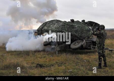 Rumänische Soldaten der Armee im Rahmen der Luftverteidigung Loslösung" Schwarzen Fledermäusen zugeordnet, "dient ein Team Chief, der Befehl Feuer Fragen zur Kanone gun Crew bei einem Feuer bei Wierzbiny Training Area, Polen am 14. November 2017. Stockfoto