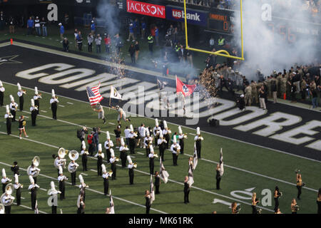 NASHVILLE, Tennessee - Vanderbilt Universität Fußball Spieler durch einen Tunnel von Soldaten der 2. Battalion, 32nd Field Artillery Regiment, die die US-Flagge, ein POW/MIA Flagge, Tennessee State Flag und Luftlandedivision "Screaming Eagles" Flagge vor der Universität von Kentucky gegen Vanderbilt University football Spiel, 07.11.11. Die Zeremonien waren Teil der Anerkennung der Veteranen Tag der Vanderbilt University. (U.S. Armee Foto: Staff Sgt. Todd Pouliot, 40. Öffentliche Angelegenheiten Abteilung) Stockfoto