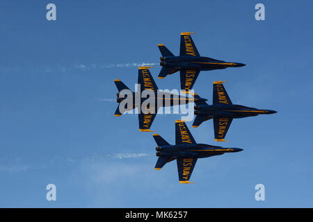 PENSACOLA, Florida (Nov. 11, 2017) - der US Navy Blue Angels durchführen Antenne fungiert während der 2017 Naval Air Station (NAS) Pensacola Blue Angels Homecoming Airshow, 07.11.11. (US Navy Foto von Greg Mitchell/NAS Pensacola Public Affairs Office) Stockfoto