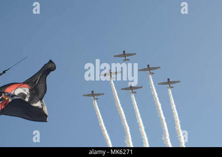 PENSACOLA, Florida (Nov. 11, 2017) - Flugzeuge Piloten verhalten Antenne fungiert während der 2017 Naval Air Station (NAS) Pensacola Blue Angels Homecoming Airshow, 07.11.11. (US Navy Foto von Mike O'Connor/NAS Pensacola Public Affairs Office) Stockfoto