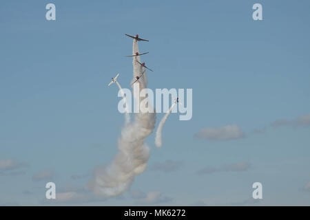 PENSACOLA, Florida (Nov. 11, 2017) - Flugzeuge Piloten verhalten Antenne fungiert während der 2017 Naval Air Station (NAS) Pensacola Blue Angels Homecoming Airshow, 07.11.11. (US Navy Foto von Mike O'Connor/NAS Pensacola Public Affairs Office) Stockfoto