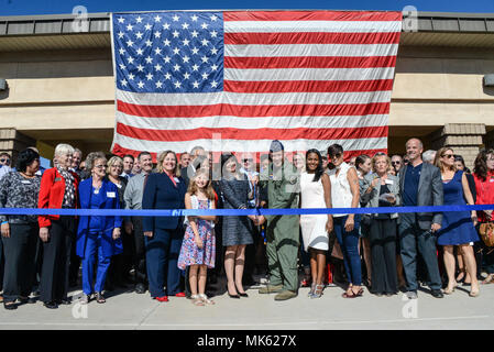 Brig. Gen. Bach Leonard, 56th Fighter Wing Commander, und West Valley Community Mitglieder die Band, die die Eröffnung des Militärs und der Veteran Success Center zu Luke Air Force Base, Ariz., Nov. 9, 2017. Die MVSC ist eine Gemeinschaft unterstützt, verwaltet, ganzheitlichen Support Center für den Übergang service Mitglieder, Veteranen, und ihre Angehörigen. (U.S. Air Force Foto/Airman 1st Class Kaleb Worpel) Stockfoto