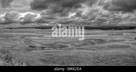 Sturmwolken wie ein Gewitter über dem Fluss Formen, schwarz-weiß-Bild. Stockfoto