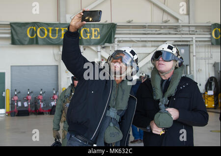 171111-N-DN 355-145 Norfolk, Virginia (Nov. 11, 2017) Fox Sports sender Michael Strahan, Links, und Howie Long posieren für ein Foto im Hangar des Hubschraubers Meer Combat Squadron (HSC) Sieben vor einer Einarbeitung Flug in einem MH-60S Hubschrauber. Die Show wurde von der Naval Station Norfolk während der Sonntag NFL Football Spiele broadcast und empfohlene Segler aus verschiedenen lokalen Befehle. (U.S. Marine Foto von Mass Communication Specialist 2. Klasse K.R. Jackson-Smith/Freigegeben) Stockfoto