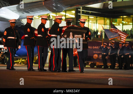 Eine Marine Corps tragen Team überträgt die Überreste von Marine Pvt. Vernon Paul Keaton November 14, 2017, Will Rogers World Flughafen, Oklahoma City, Oklahoma. Keaton war Dez. 7, 1941 getötet, während der japanische Angriff auf Pearl Harbor, Hawaii. Marines von Rakete Akku F, 2.Bataillon, 14 Marine Regiment, 4 Marine Division, im Marine Corps Reserve Center in Oklahoma City zur Verfügung gestellt, um die team- und Ehrungen und wurden durch eine Flagge Detail aus der Abteilung für Innere Sicherheit/Transportation Security Administration trat in den Hintergrund. (U.S. Air Force Foto/Greg L. Davis) Stockfoto