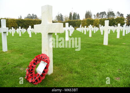 Einen Kranz wird gegen den Grabstein eines gefallenen Soldaten bei Meuse-Argonne amerikanischen Friedhof und Denkmal in der Nähe der Argonnen in Frankreich, Nov. 11, 2017 - als Tag der Erinnerung in Frankreich bekannt. Mit 1,2 Millionen amerikanische Soldaten, die meuse-argonne Offensive ist die größte Offensive in der Geschichte des US-Militärs sowie die blutigste Schlacht des Ersten Weltkrieges für die American Expeditionary Force. Beginn am 26. Sept. 1918, die offensive dauerte 47 Tage und war Teil der Hundert Tage Offensive, endete der Erste Weltkrieg an November 11, 1918, mit dem Waffenstillstand von Compiègne. Stockfoto