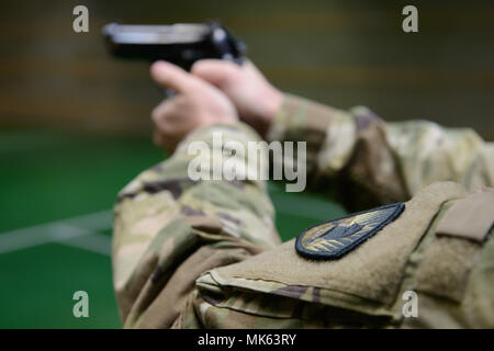 Ein US-Soldat mit dem 650Th Military Intelligence Group Brände M9 Pistole bei der Qualifizierung an den Training Support Center Benelux 25 m Reichweite im Innenbereich, auf chièvres Air Base, Belgien, November 09, 2017. (U.S. Armee Foto von visuellen Informationen Spezialist Pierre-Etienne Courtejoie) Stockfoto