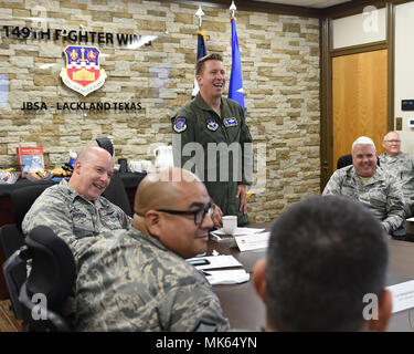 Generalmajor Patrick Doherty, 19 Air Force Commander, Witze mit Mitgliedern der 149 Fighter Wing Instandhaltungsgruppe bei seinem Besuch in Joint Base San Antonio-Lackland, Texas, November 8, 2017. Der General gebeten, die verschiedenen Mitglieder für Feedback über die positiven und negativen Aspekte der jeweiligen Arbeitsplätze während des Besuchs. (Air National Guard Foto von Tech. Sgt. Mindy Bloem) Stockfoto