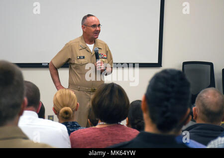 Vice Adm. Forrest Faison, Marine Surgeon General und Chief, US-Büro der Medizin und der Chirurgie Adressen Ärzte, Krankenschwestern, Hospital corpsmen und Support zu Naval Hospital Bremerton bei seinem Besuch in dem Befehl, den 14. November 2017 zugeordnet. Faison, zusammen mit Force Master Chief Hosea Smith, mit Befehl Führung und verschiedenen Arbeitsplätzen als Teil seiner Tour der Pazifischen Nordwesten militärischen Behandlungszentren. Ein Schwerpunkt der Faison besuchen Sie war eine Nahaufnahme der Bereitstellung am 23. September 2017 bei Nhb der neuen Verteidigungsministerium Electronic Health Record MHS GENESIS zu erhalten. Er ein Stockfoto