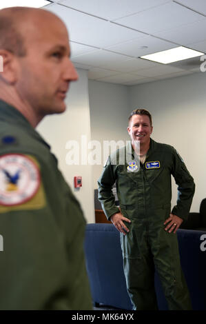 Generalmajor Patrick Doherty, 19 Air Force Commander, spricht mit Oberstleutnant Corey Hermesch, einer F-16 Fluglehrer, über 149 Operationen Gruppe Mission bei seinem Besuch in der 149 Fighter Wing an Joint Base San Antonio-Lackland, Texas, November 8, 2017. (Air National Guard Foto von Tech. Sgt. Mindy Bloem) Stockfoto