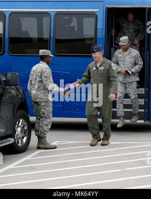 Generalmajor Patrick Doherty, der 19 Air Force Commander, schüttelt Hände mit seinem Surrey Fahrer bei seinem Besuch in Joint Base San Antonio-Lackland, Texas, November 8, 2017. Die allgemeinen Tourneen in verschiedenen Arbeitsbereichen und mit verschiedenen militärischen Mitgliedern während seines Besuchs interagiert. (Air National Guard Foto von Tech. Sgt. Mindy Bloem) Stockfoto