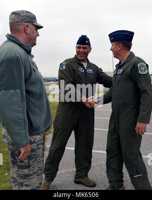 Oberstleutnant Patrick McClintock (Mitte), 502Nd Operations Support Squadron Commander, grüßt Generalmajor Patrick Doherty, 19 Air Force Commander, während seiner Stop an der Lackland Air Traffic Control Tower, Kelly Feld Anhang, November 8, 2017. Der General nahm sich Zeit, verschiedene Arbeitsumgebungen, mit Mitgliedern des JBSA Gemeinschaft zu interagieren und deren Feedback hören zu besuchen. (Air National Guard Foto von Tech. Sgt. Mindy Bloem) Stockfoto