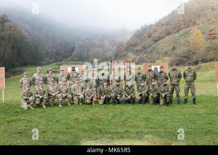 Colonel Timothy G. Bosetti, Kommandeur der 30. medizinische Brigade, in Sembach, Deutschland, und der Kommandant von Sanitätsregiment 2, oberstarzt Fritz Stoffregen, in Koblenz, Deutschland, Gegenwart Waffen Qualifikation Abzeichen und Schützenschnur zu den Soldaten der Einheit ihres Partners Nation in einer Zeremonie, November 15, 2017. An den zwei Tagen der Bereich Event, US-Soldaten und ihre deutschen Kollegen feuerte Pistolen, Maschinenpistolen und Gewehre zu Waffen Qualifikation Abzeichen des Partnerlandes zu erwerben. (Foto von Erich Backes, VI-Spezialist, TSC Baumholder/Freigegeben). Stockfoto