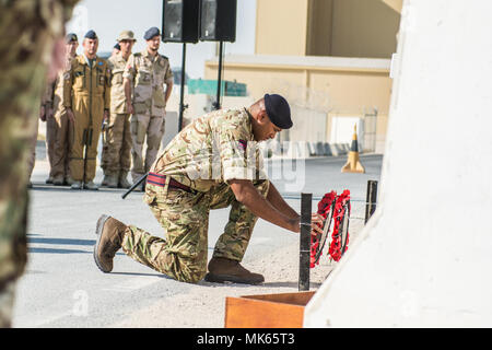 Die Royal British Army ist der Landkriegszweig der britischen Streitkräfte mit historischen Wurzeln im 17. Jahrhundert. Das Archivbild zeigt ein Ritual zur Kranzniederlegung, das während der Gedenkfeier auf der Al Udeid Air Base durchgeführt wurde. Stockfoto