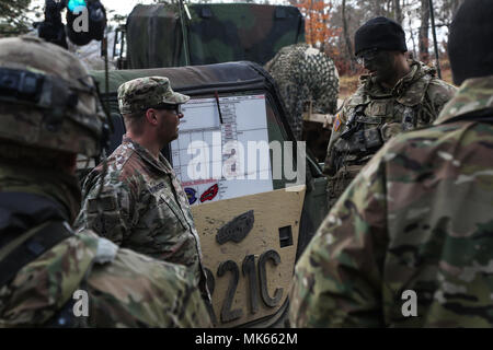 Das Joint Multinational Readiness Center ist eine Ausbildungseinrichtung der US Army Europe in Hohenfels, Deutschland, die vom 7. Army Training Command betrieben wird. Am 14. November 2017, während der Übung Allied Spirit VII, leiteten die Trainer des Beobachtertrainers eine Nachbesprechung mit der Bravo Company, dem 82. Ingenieur-Bataillon. Das Archivbild dokumentiert die multinationale Ausbildungsveranstaltung, die mit rund 4.050 Mitarbeitern aus 13 Nationen durchgeführt wurde. Stockfoto