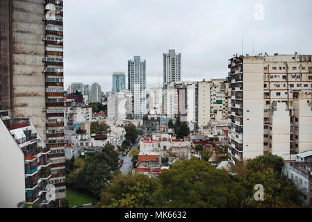 Panoramablick auf die Hauptstadt aus dem 8. Stock eines Wohnhauses in der Nähe von Palermo Bezirk auf Ancon Straße, Buenos Aires, Argentinien. Mai 2018 Stockfoto