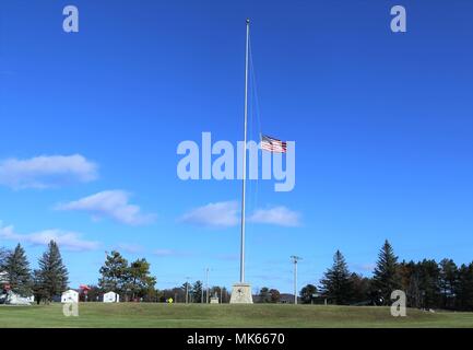 Die US-Flagge ist die Nationalflagge der Vereinigten Staaten von Amerika. Am 9. November 2017 flog sie mit Half Staff in Fort McCoy, Wisconsin, unter der Anweisung des Präsidenten zu Ehren von Opfern in Sutherland Springs, Texas. Das Archivbild dokumentiert die Flagge, die während der Trauerzeit vom 6. November bis zum 9. November 2017 vor dem Garrison-Hauptquartier positioniert wurde. Stockfoto